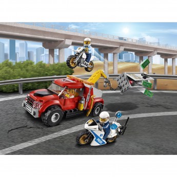 Конструктор LEGO CITY “ПОБЕГ НА БУКСИРОВЩИКЕ” City 60137